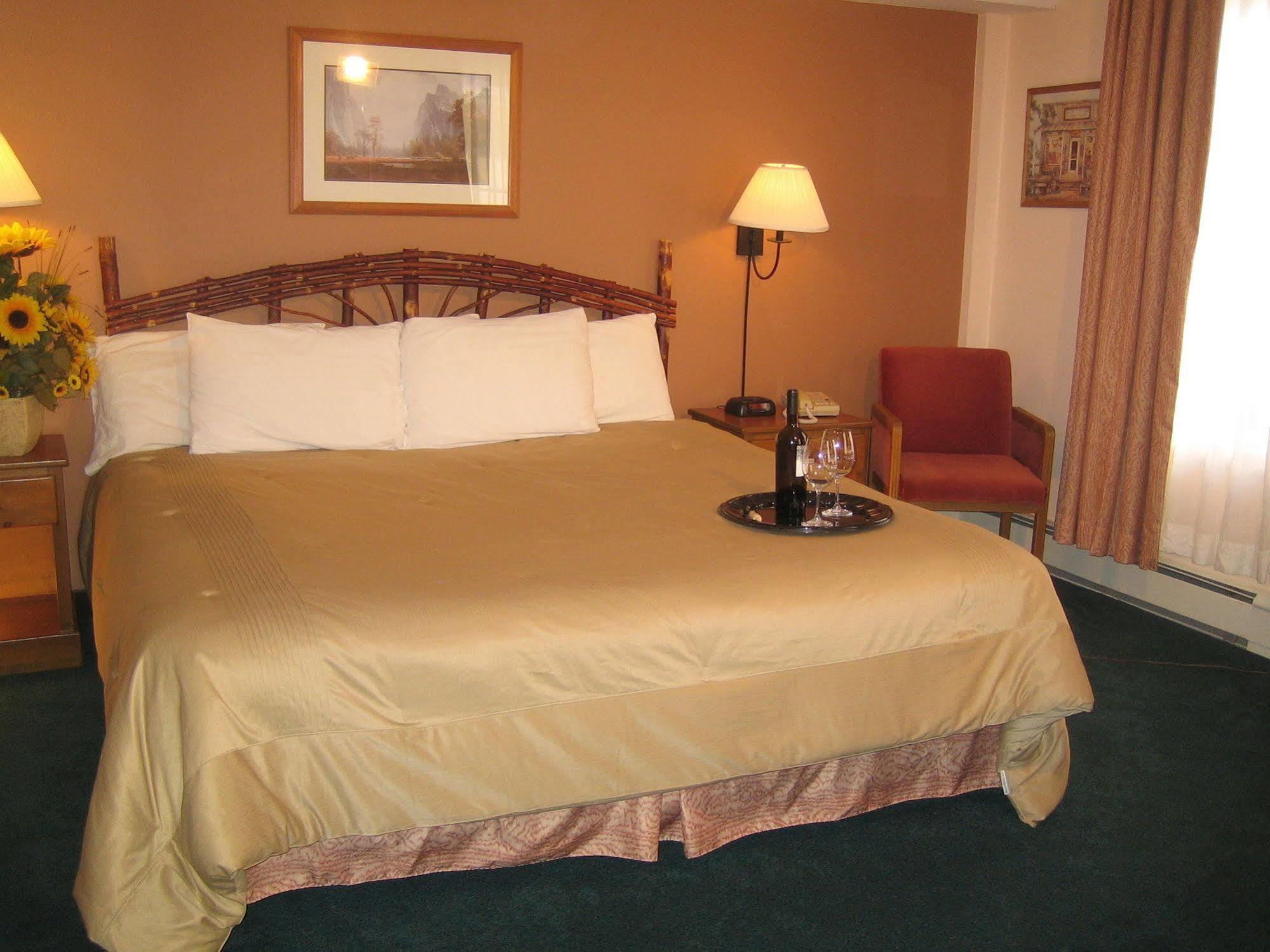 Heffley Boutique Inn Sun Peaks Room photo